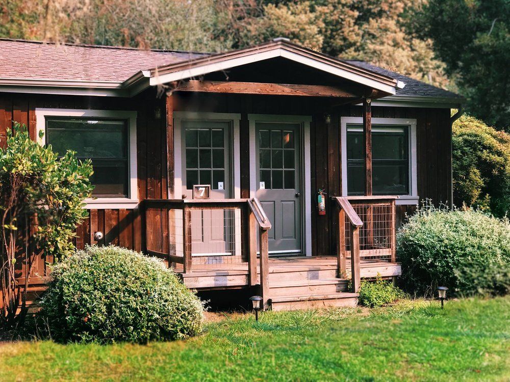 Queen Cabins